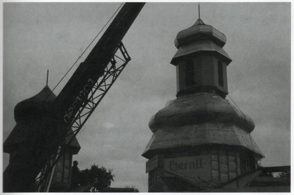 Op 9 september 1985 werden de koepels op hun plaats gebracht.