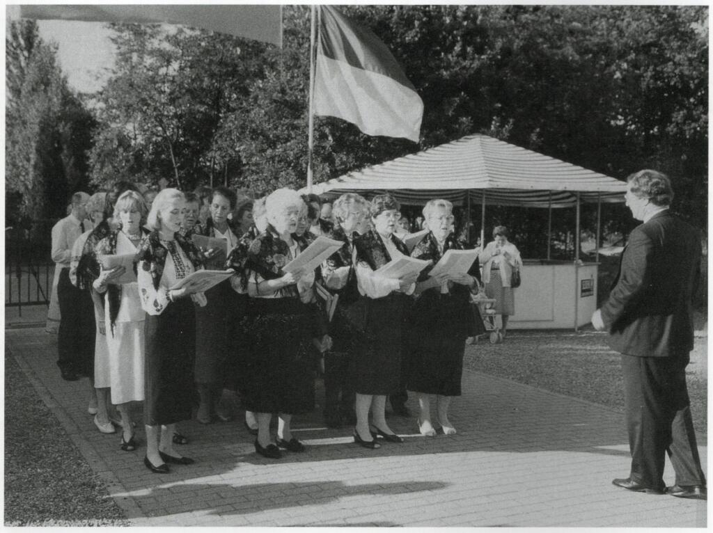 Maar bij de 1000 jaar Christendomviering was dat al heel wat beter. Weliswaar met medewerking van het Slavisch Byzantijns koor Eindhoven. 