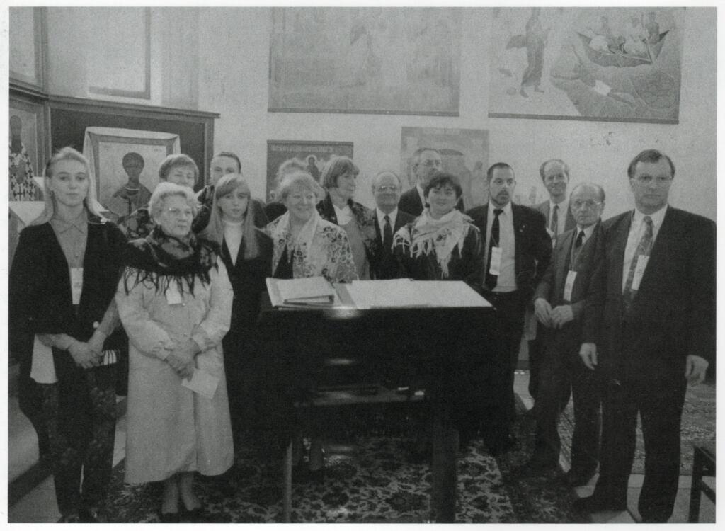 Het kerkkoor o.l.v. Sascha Teunissen (uiterst rechts)