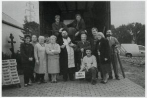Bisschop loan en de vrijwilligers voor het vertrek naar Tsjernobyl.