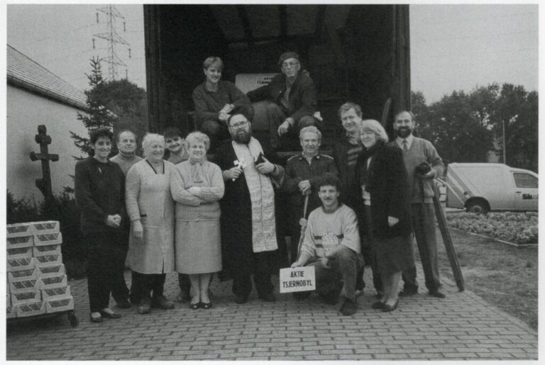 Bisschop loan en de vrijwilligers voor het vertrek naar Tsjernobyl.