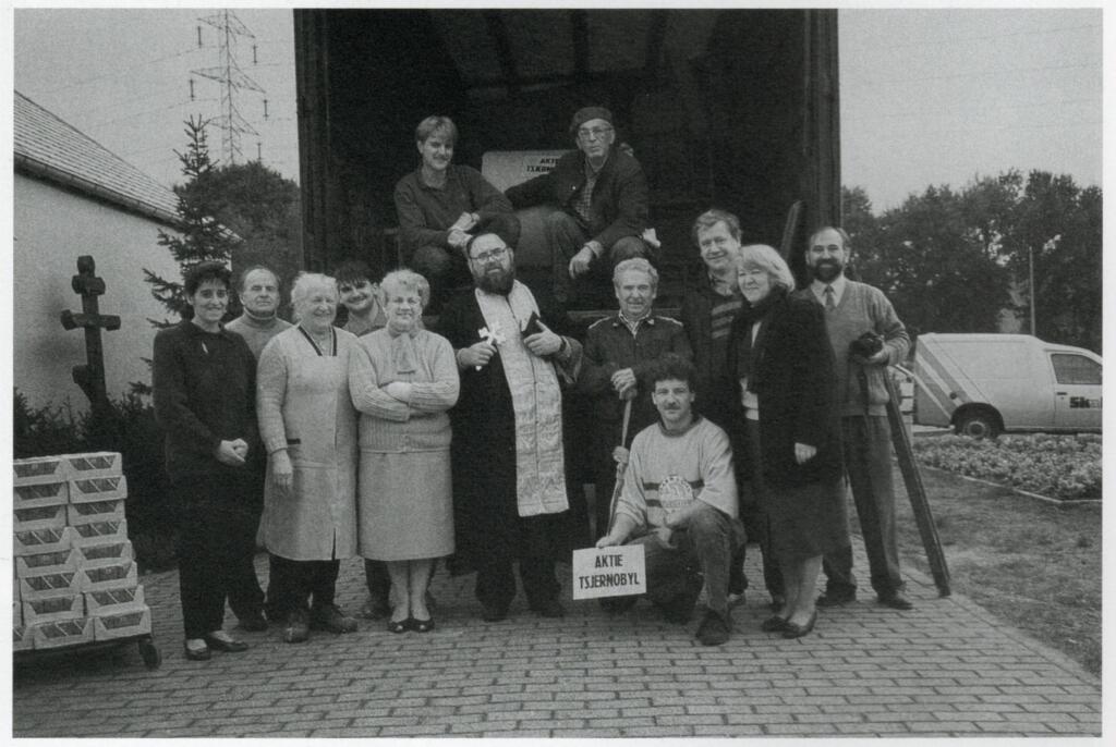 Bisschop loan en de vrijwilligers voor het vertrek naar Tsjernobyl.