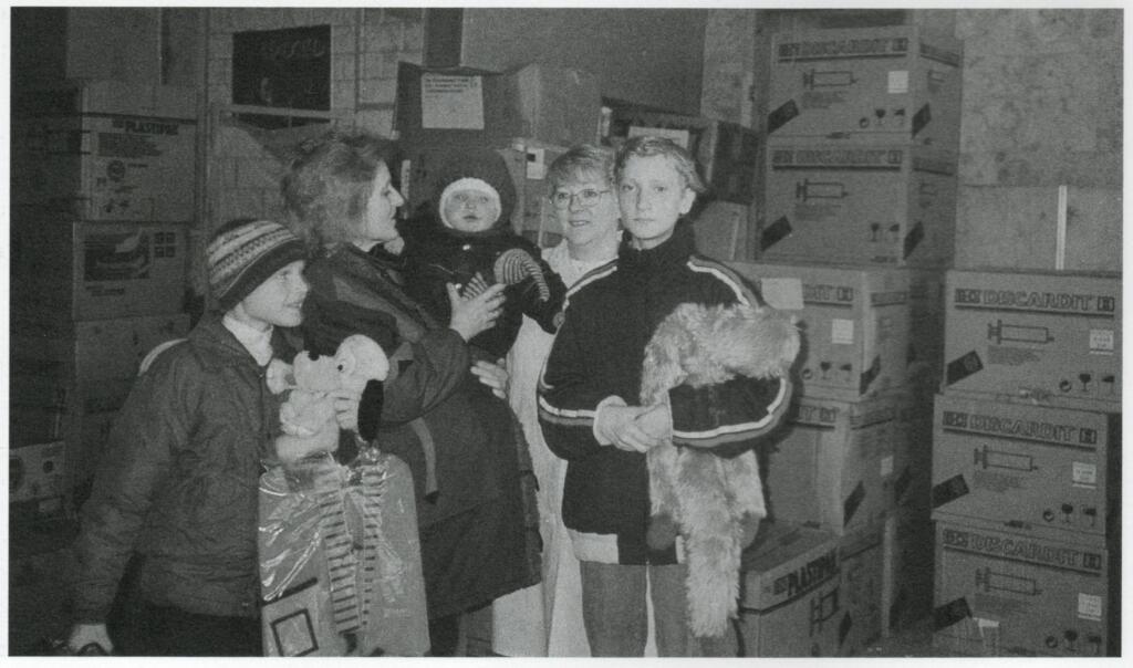 Hoogzwangere vrouw met haar kinderen. De jongste is zwaar ziek.