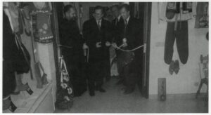 Oekraïense ambassadeur dr. Borys Tarasyuk (midden) opent officieel het museum.