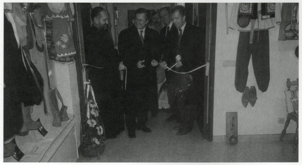 Oekraïense ambassadeur dr. Borys Tarasyuk (midden) opent officieel het museum.