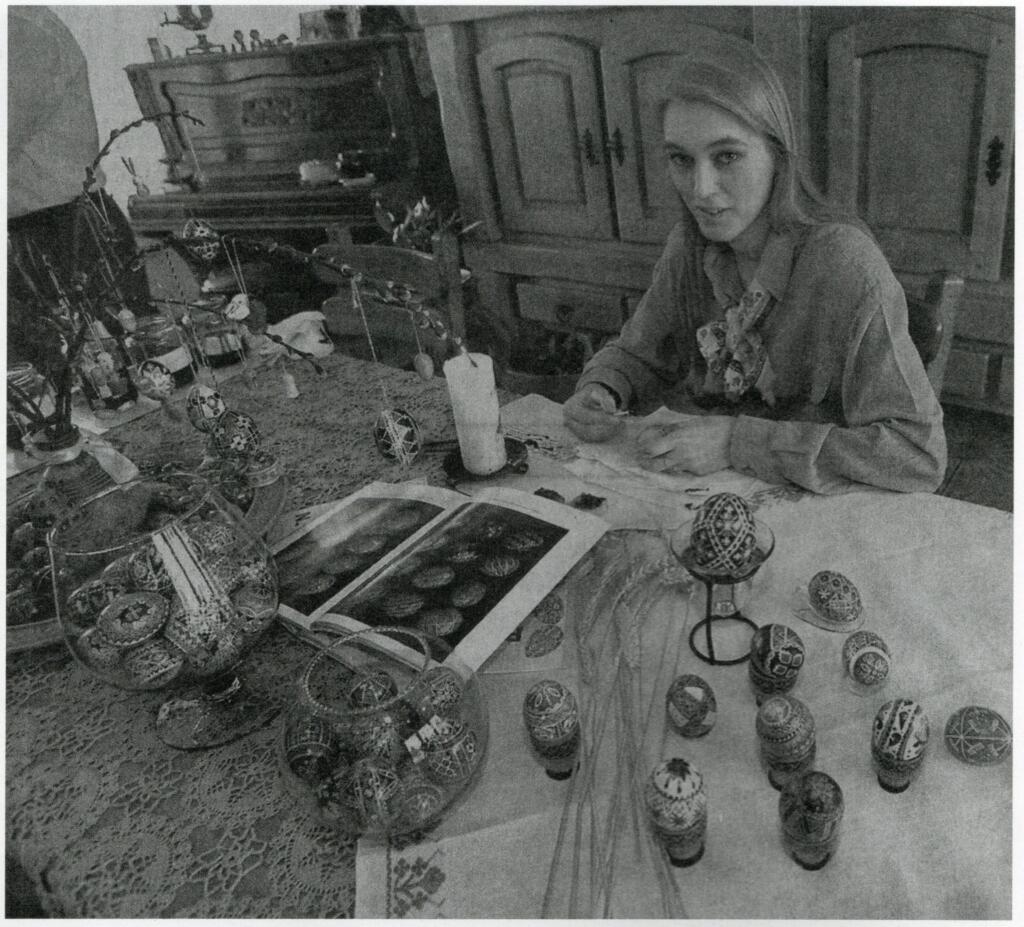 Nadja beschildert eieren voor orthodox paasfeest.