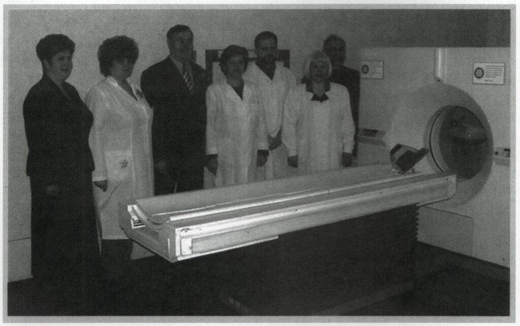 Directie en personeel van het Regionaal Ziekenhuis Tsjernihiw (Oekraïne) bij de start van de CT-scanner in april 2003.