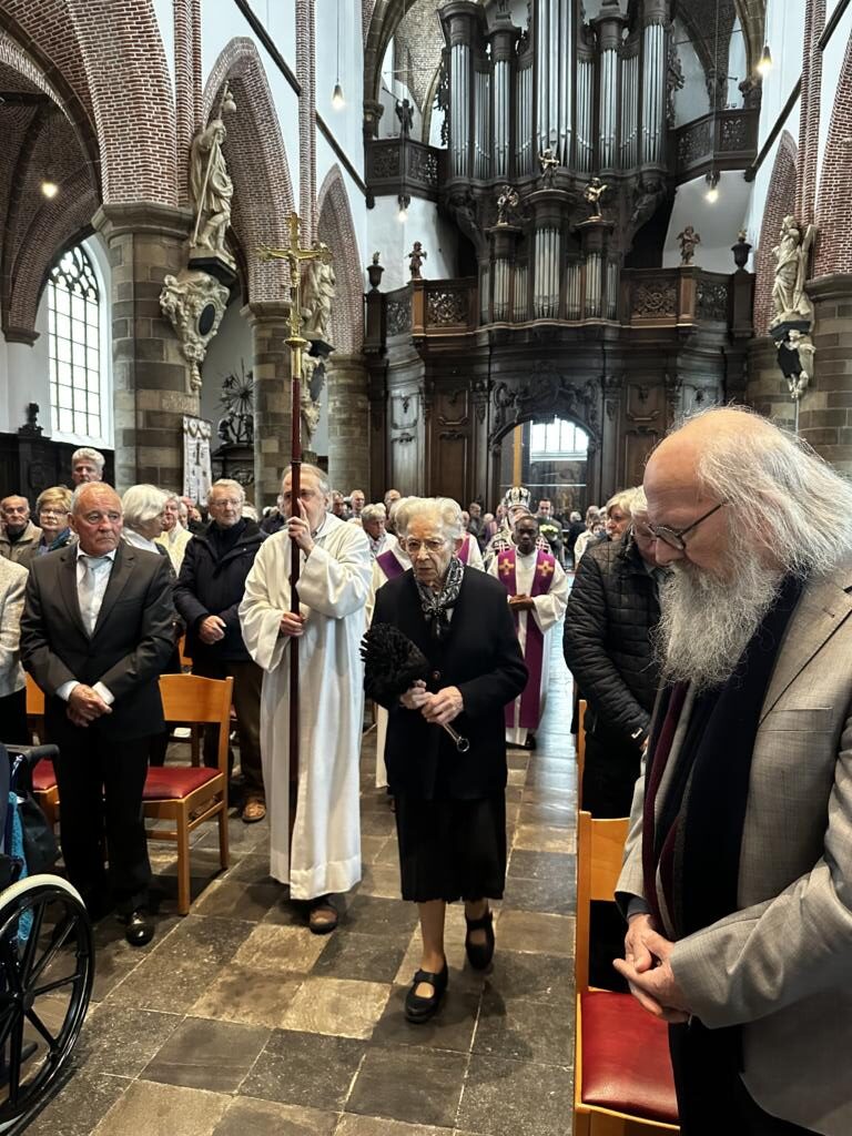 image #1 Beeld van de begrafenis