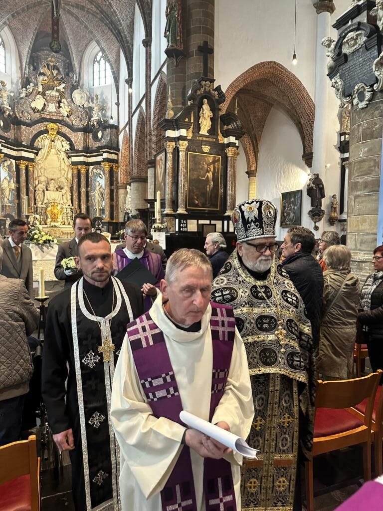 image #10 Priester Mykola Lekhnovskyi en aartspriester Vitali Derewianka op de begrafenis van Jos Opdebeeck