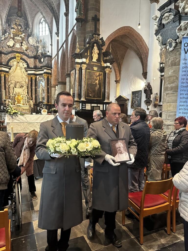 image #11 Beeld van de begrafenis