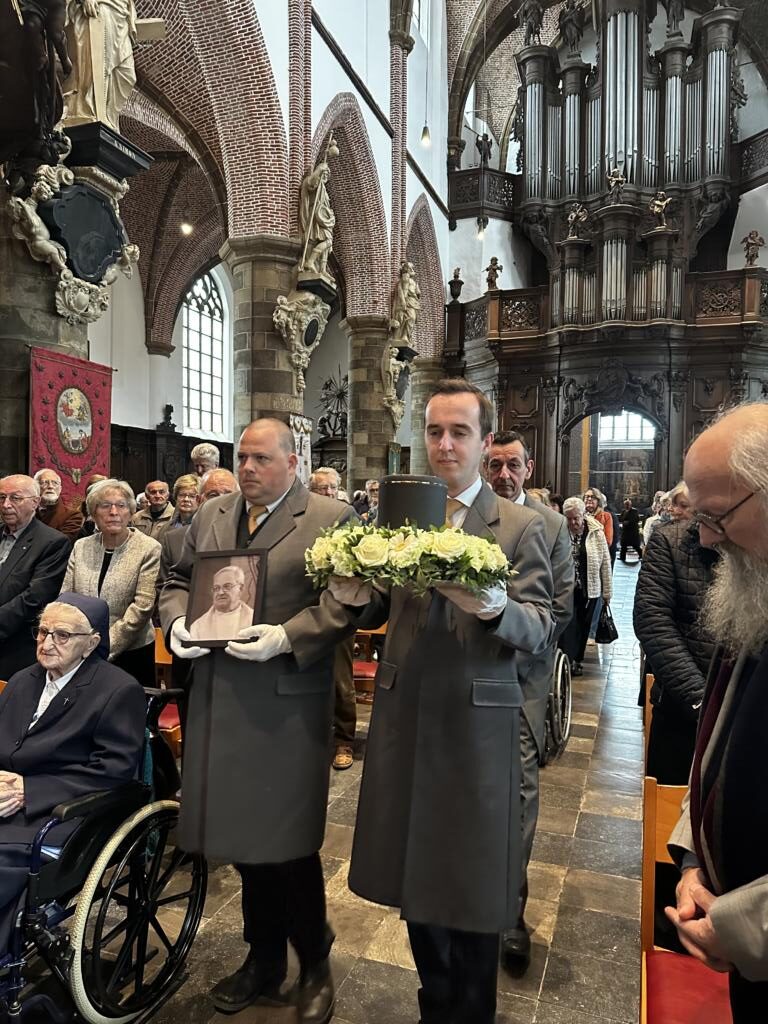 image #3 Beeld van de begrafenis