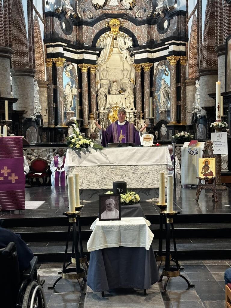 image #4 Beeld van de begrafenis