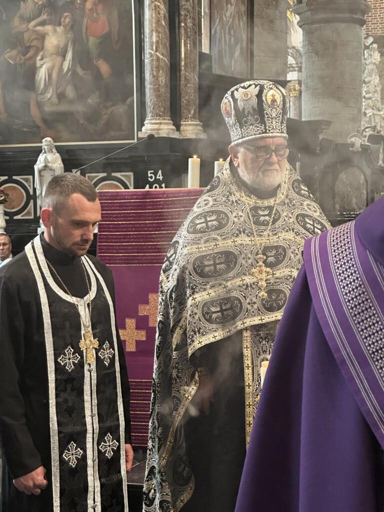 image #8 Priester Mykola Lekhnovskyi en aartspriester Vitali Derewianka op de begrafenis van Jos Opdebeeck