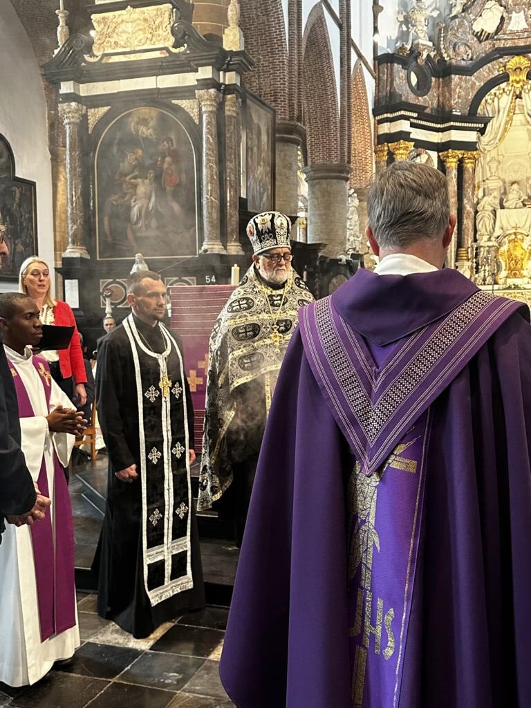 image #9 Priester Mykola Lekhnovskyi en aartspriester Vitali Derewianka op de begrafenis van Jos Opdebeeck