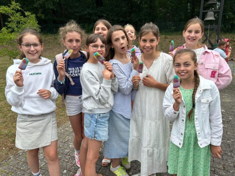 Kinderen eten een ijsje aan de kerkklokken