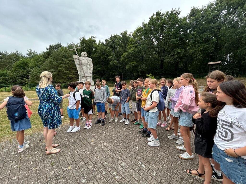image #3 Nadja geeft uitleg aan de kinderen