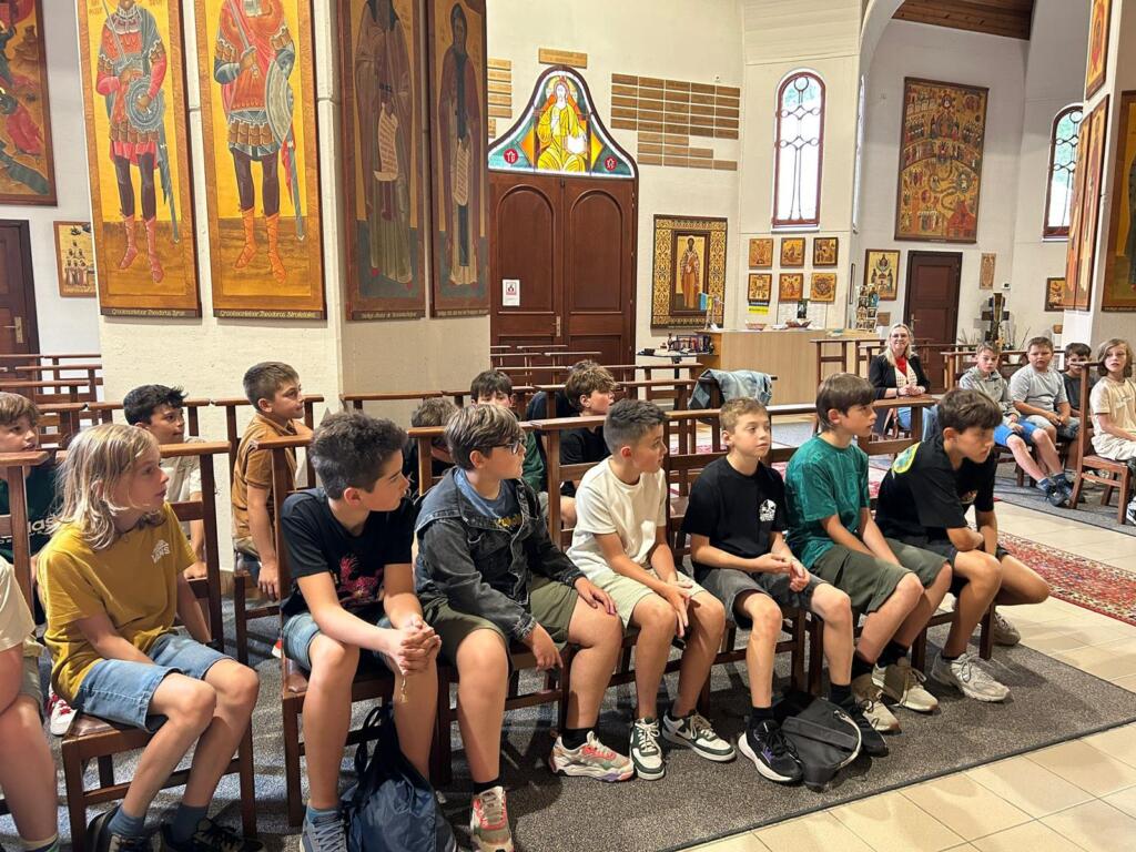 image #8 Kinderen zitten in de kerk en letten op