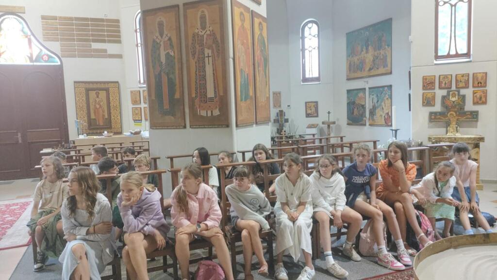 image #9 Kinderen zitten in de kerk en letten op