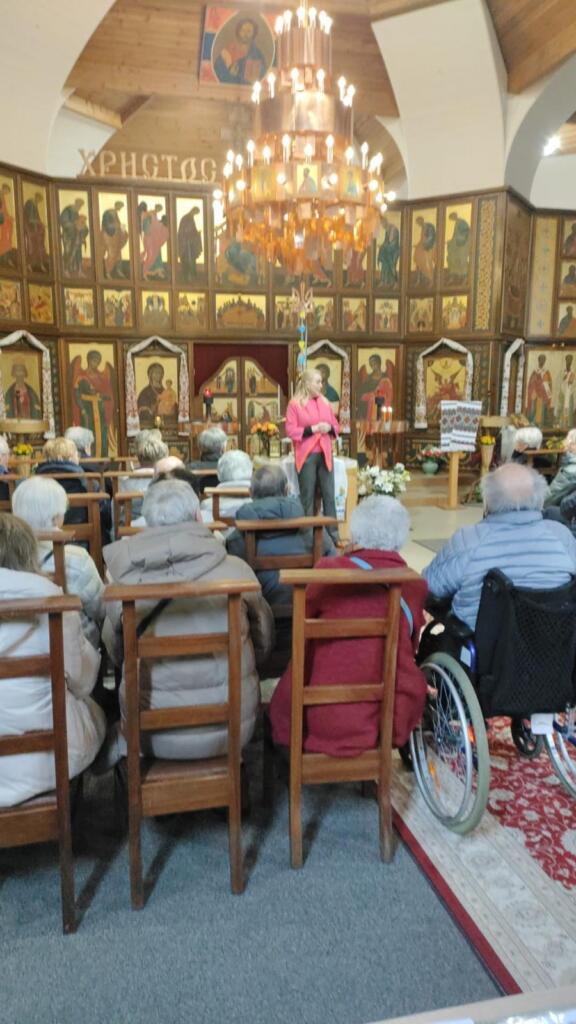 image #2 Nadja geeft uitleg in de kerk bij een kerkbezoek van groep NEOS uit As
