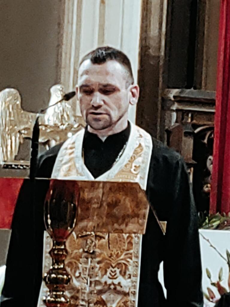 Priester Mykola spreekt op de oecumenische dienst in Hasselt