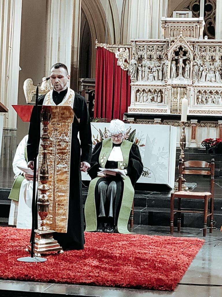 Priester Mykola spreekt op de oecumenische dienst in Hasselt